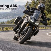 Motocyklista hamujący na zakręcie, ilustracja systemu Cornering ABS