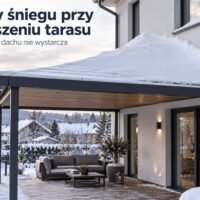 Ilustracja AI: nawiewana zaspa śniegu na zadaszeniu tarasu przy ścianie budynku.
